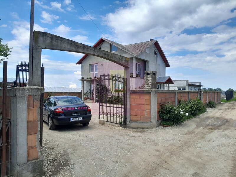 VARASTI (GR) - SE VINDE CASA P+1+M (4 CAM)